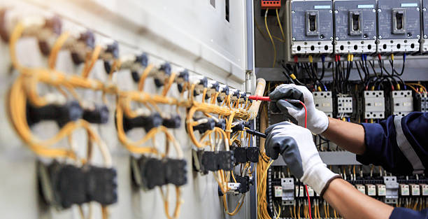 Professional Electrician technician working in Hampton, TN
